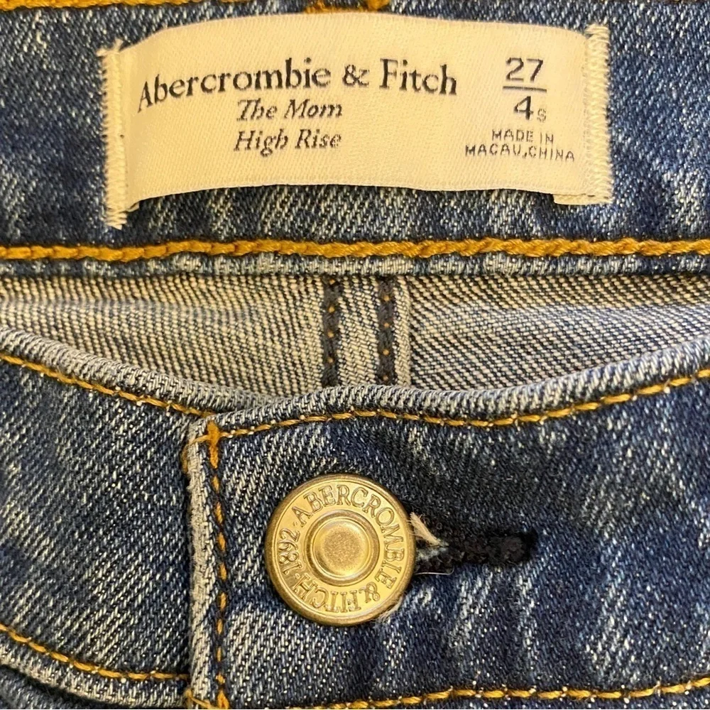 Abercrombie 4 Short (27) Mom High Rise Jeans Distressed Women’s Fray Hems